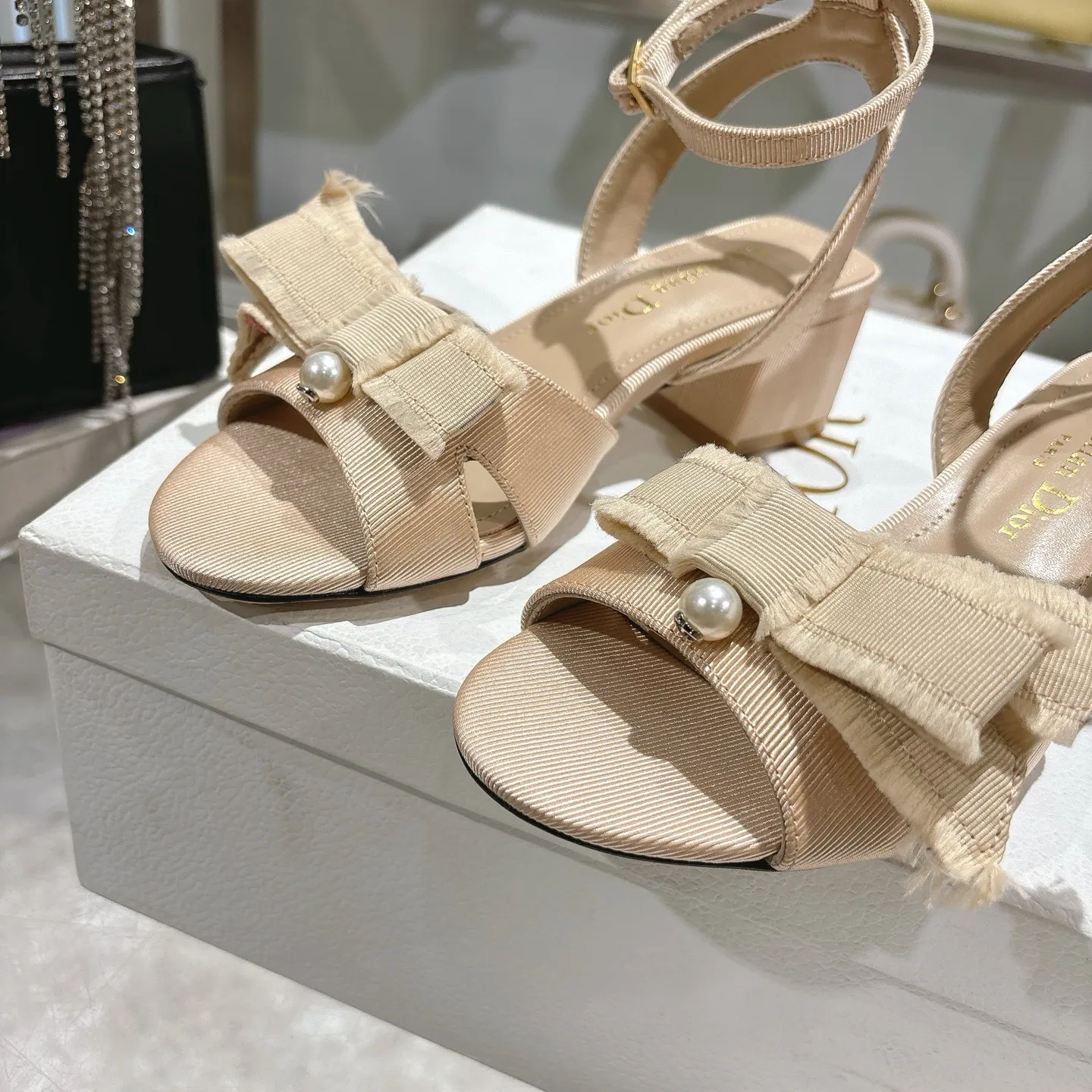👟👟Ex-factory price 520👟👟 🎆Fringed webbing women's shoes Dior Dior 2024 spring and summer catwalk new Adiorble women's shoes CD star's same fashion tassel bow square head pearl letter logo hardware buckle high-heeled hollow sandals The top high-end version on the market Upper: original customized tassel grosgrain Lining: sheepskin lining foot pad Outsole: Italian leather outsole Heel height: 8.5cm Size: 34-41 (34.40.41. Customization is non-refundable)